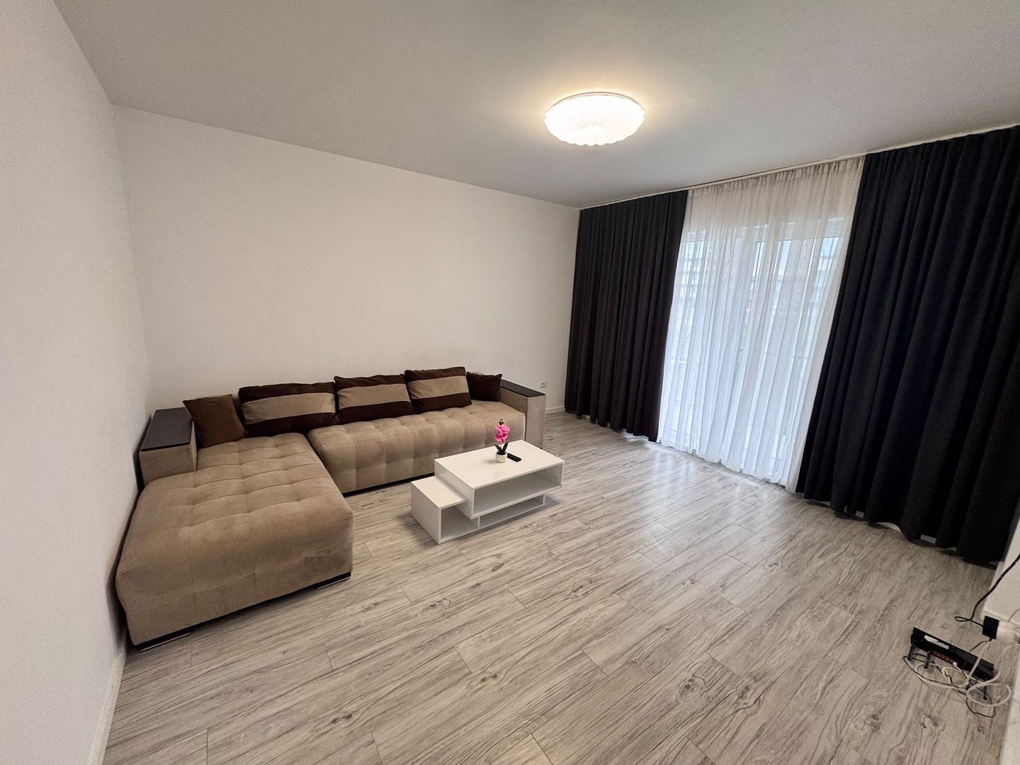 AP. 2 CAMERE- CURTE 60 MP, PARCARE INCLUSA, CENTRALA PROPRIE, MODERN - Poză 1