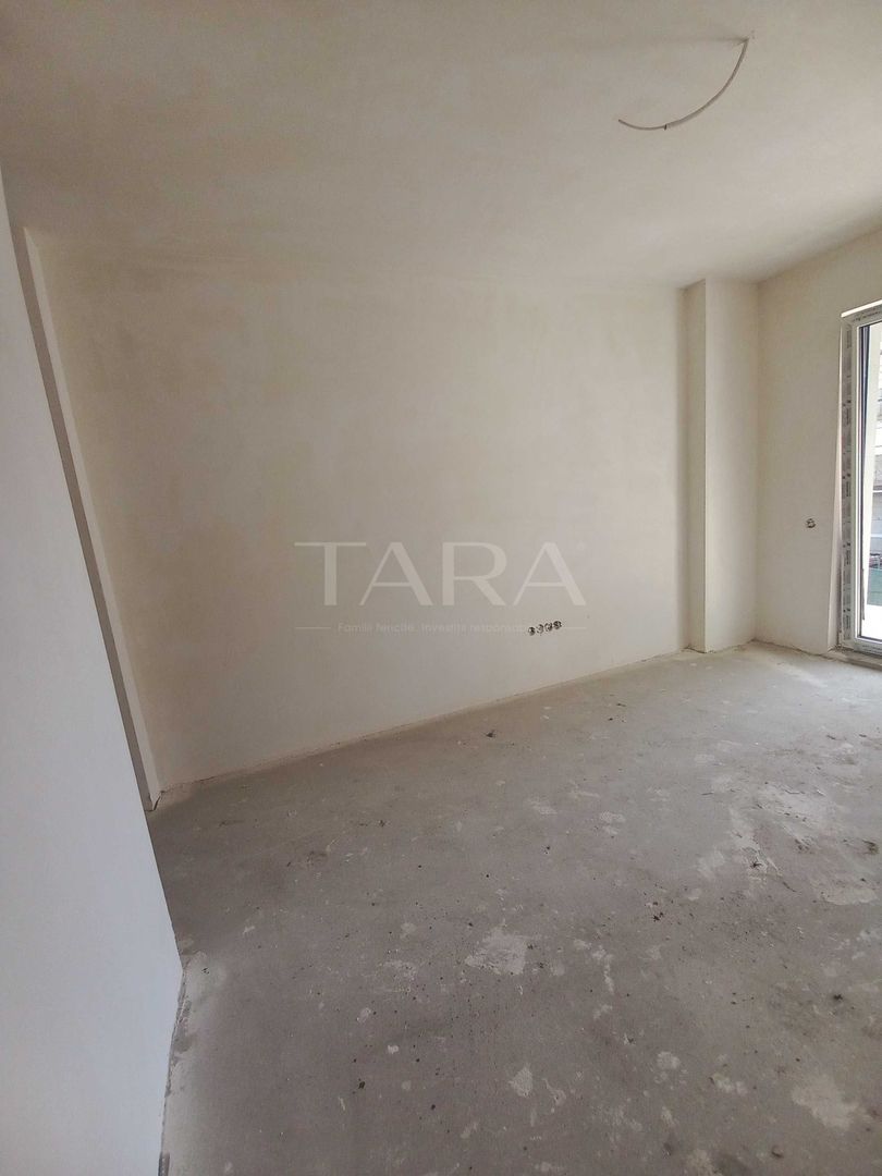 Apartament semifinisat cu terasă și parcare în Florești. - Poză 2