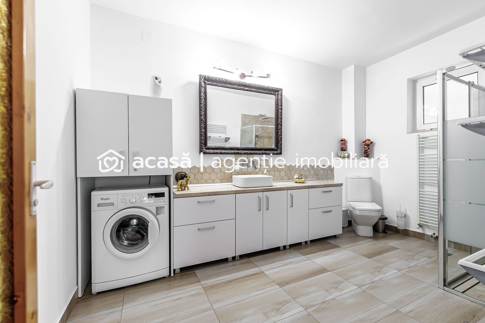 Casă generoasă cu două apartamente în Bujac - Poză 5