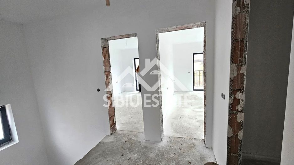 Casa Sibiu, Poplaca 4 camere, 3 bai, terasa si curte NOU - Poză 7