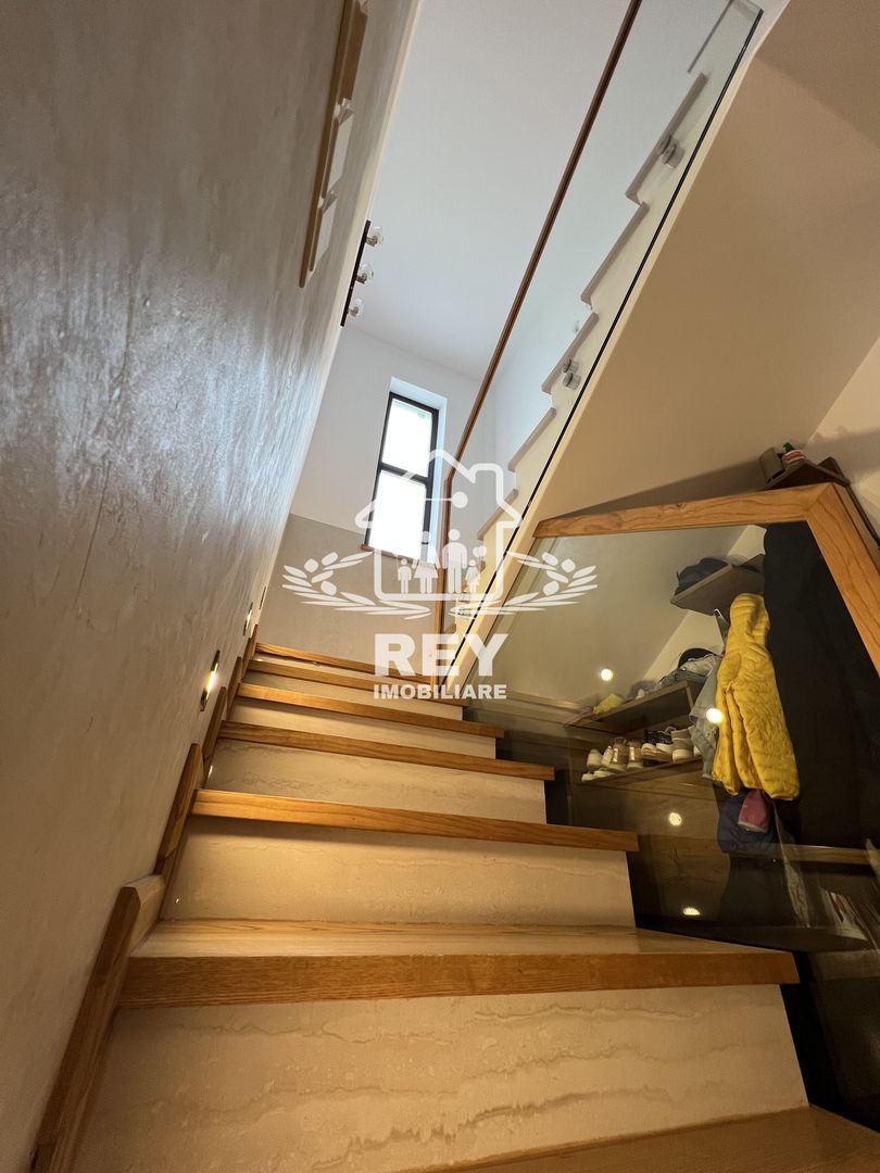 Casă de tip triplex la vânzare 6 camere /Șelimbăr /Secția 1 de Poliție - Poză 4