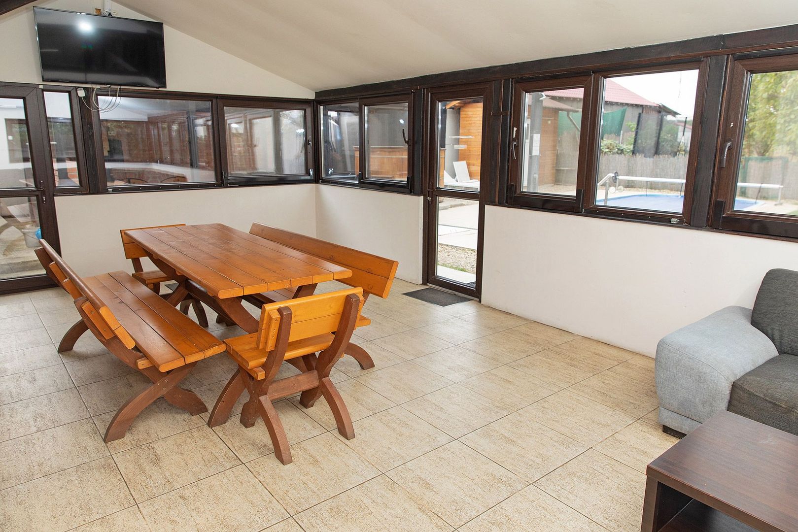 Vilă cu 5 dormitoare, 4 băi, 2 248mp teren, piscină. Preț: 229 000 Eur - Poză 12