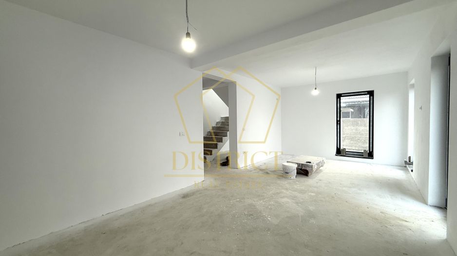 Duplex despartit prin camera tehnica cu 4 camere | Giroc - Poză 1