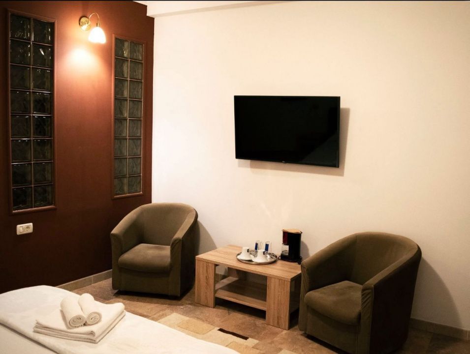 Proprietate ideală pentru locuință și afacere turistică în Eforie Nord - Poză 10