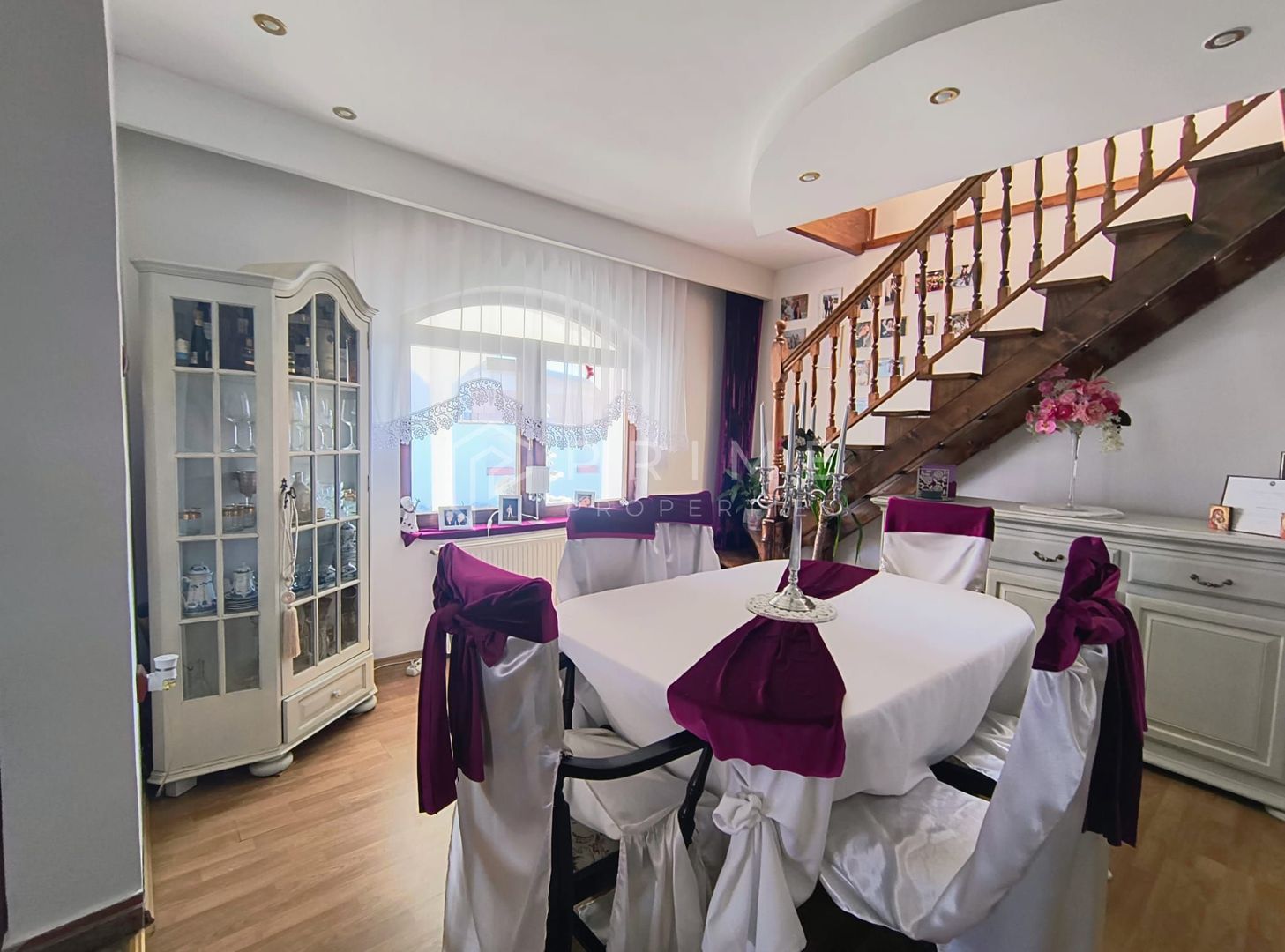 Casa perfectă pentru familie – curte, foișor cu grătar și garaj triplu - Poză 10