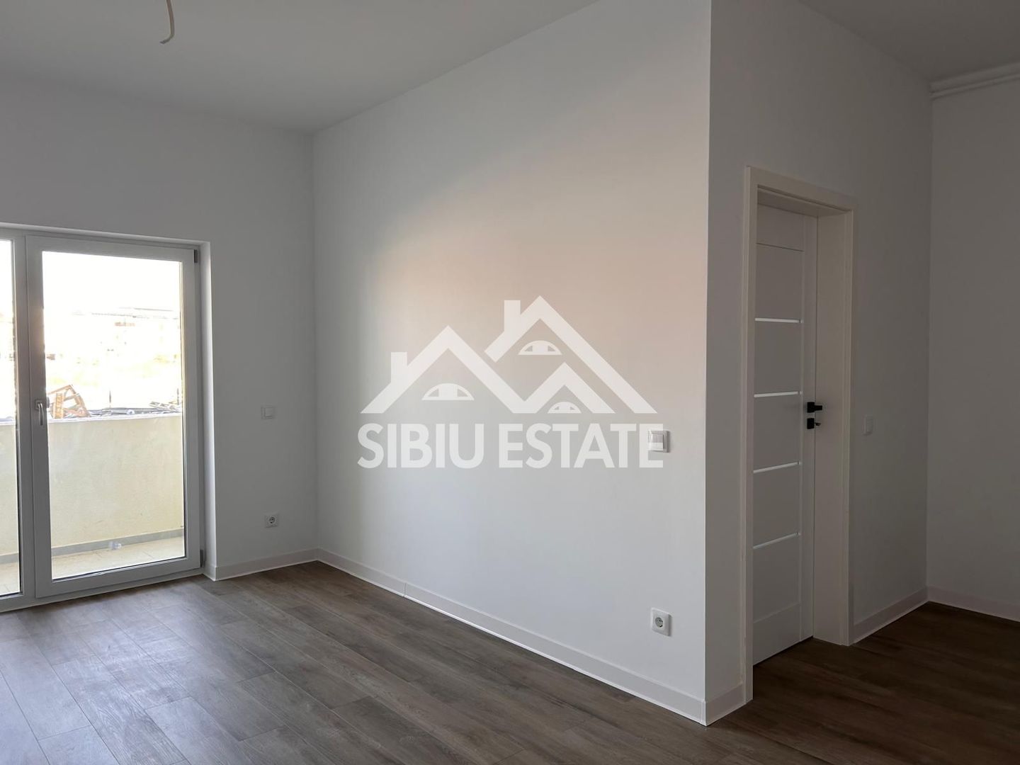 Garsoniera 41 mp, balcon bucatarie separata , intabulata zona Brana - Poză 12