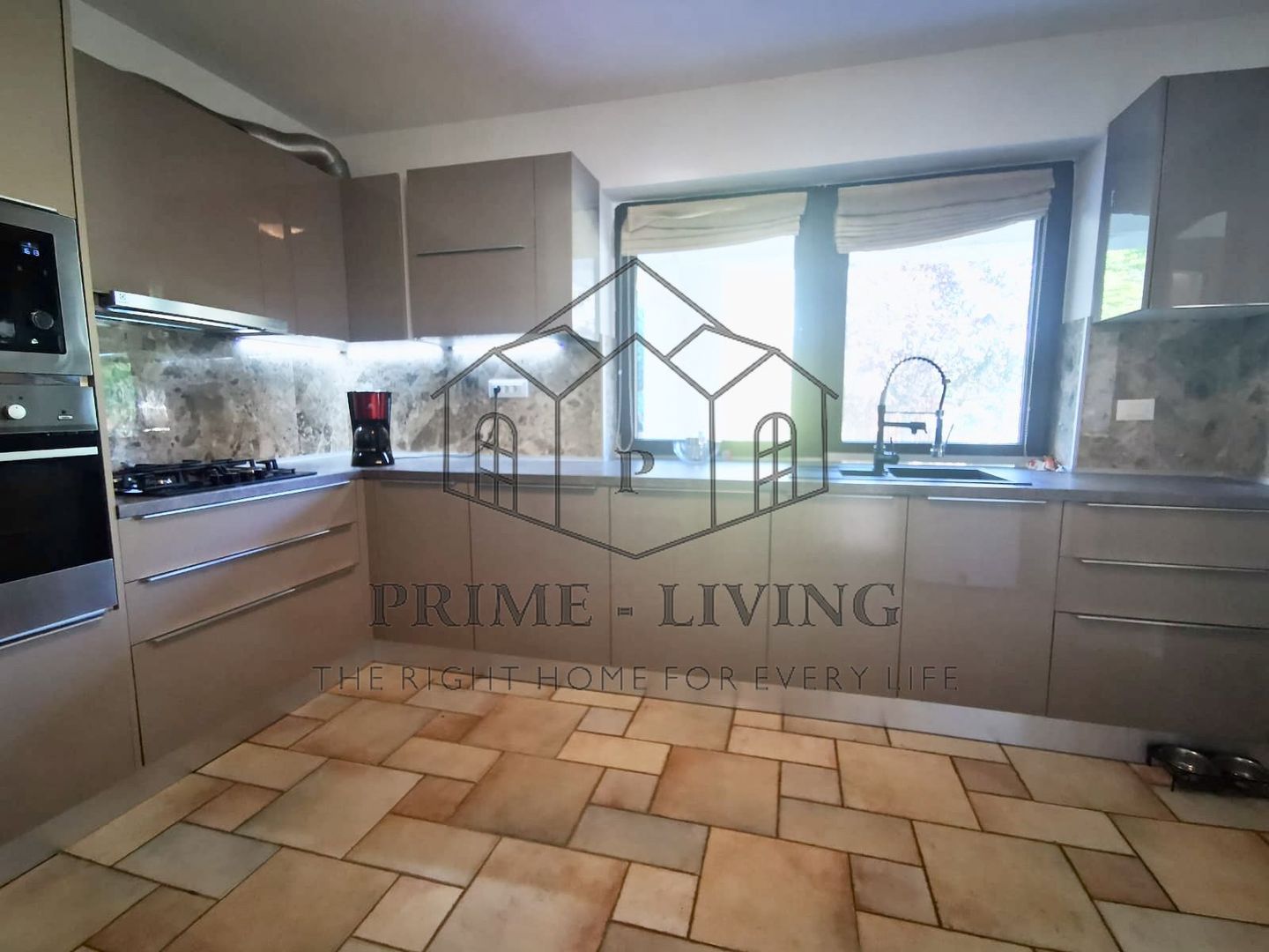 DE INCHIRIAT VILA CU 8 CAMERE, PISCINA SI GRADINA DE 1000MP IN PIPERA - Poză 3