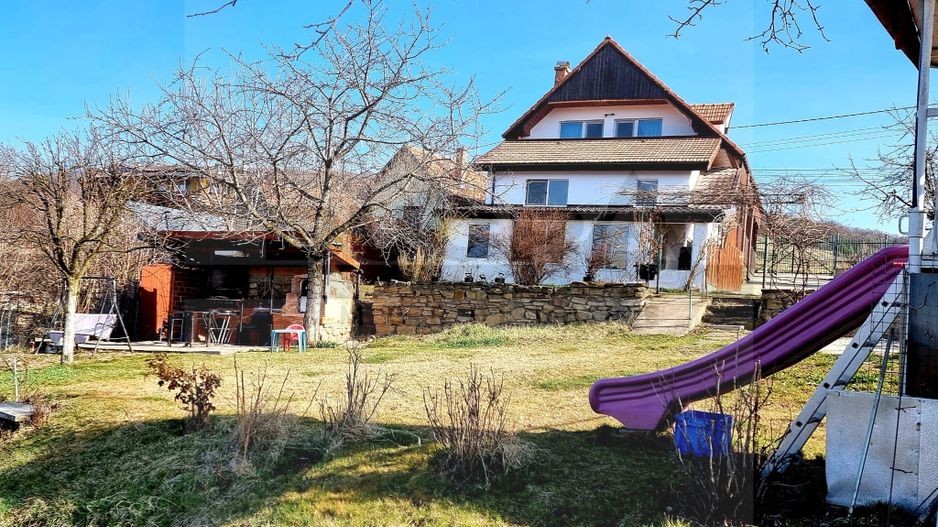 Casă spațioasă cu teren generos de 1000 mp in Dambul Rotund - Poză 1