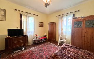 Casa traditional bucovineana la poalele muntilor Bucovinei - Poză 2