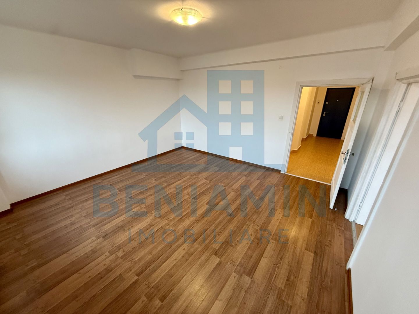 2 camere - 55mp - etaj 3 - centrala proprie - parcare - Central - Poză 2