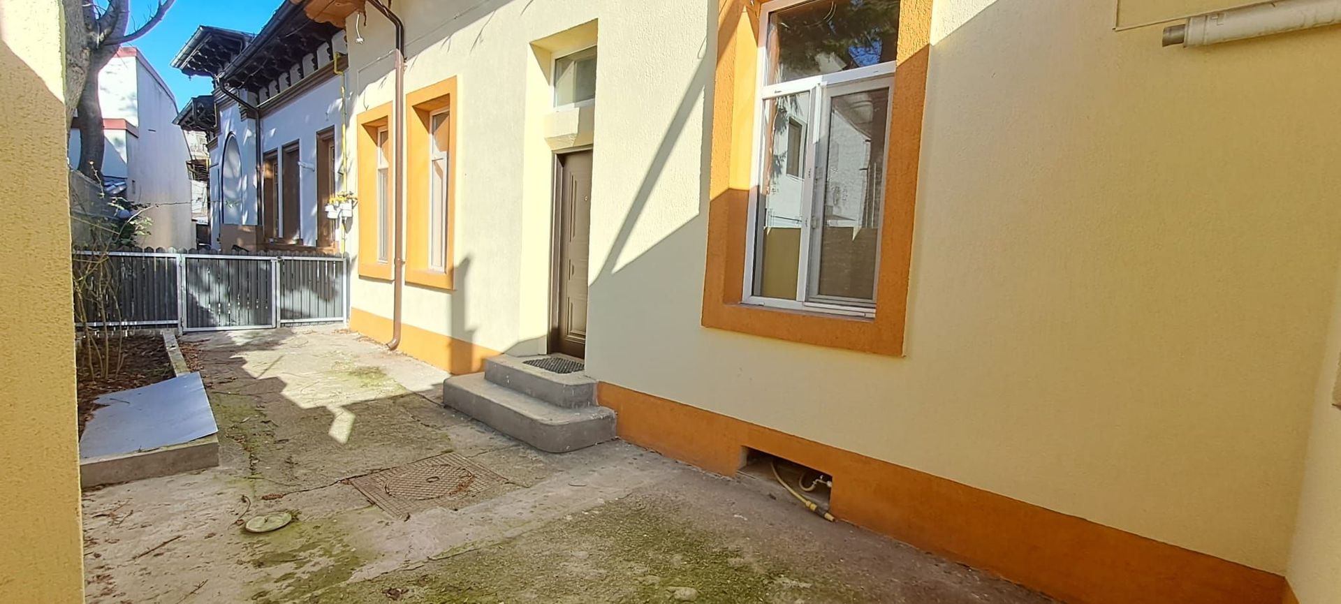 Tineretului, 350 metri metrou, casa 2 camere + curte, pretabil birou - Poză 1