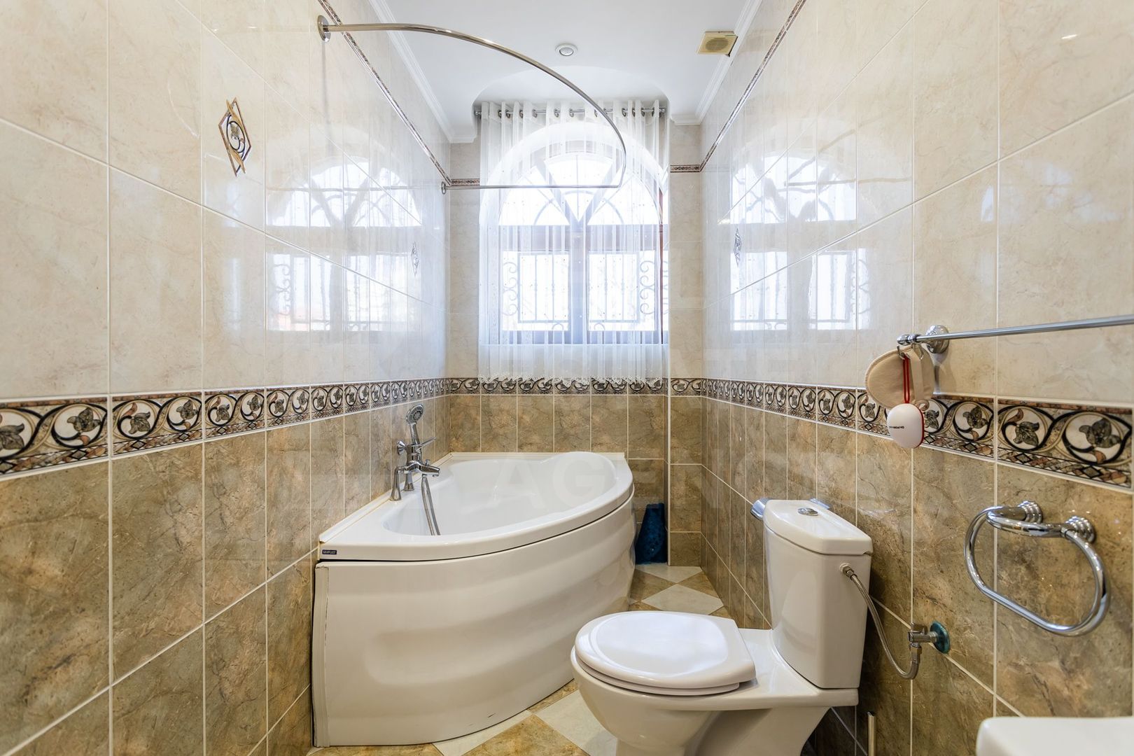 Vânzare casă de lux, 700 mp + 22 ari, situată în Tohatin - Poză 46