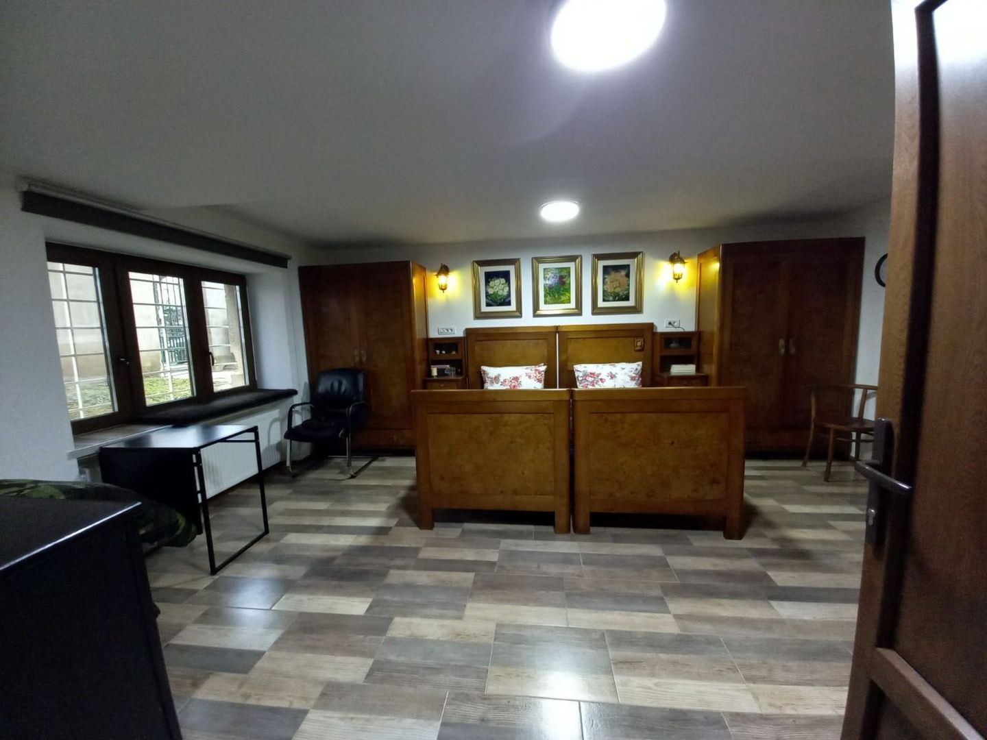 Apartament central la demisol înalt - Poză 1