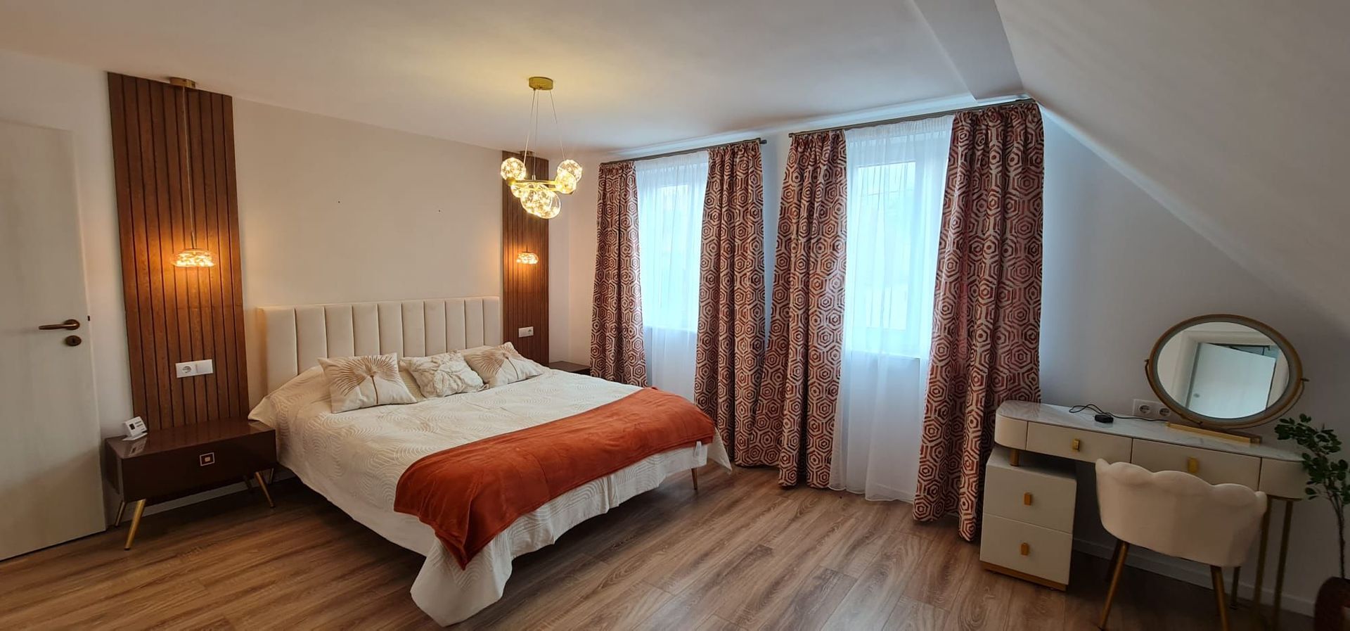 Vila spațioasă și elegantă de vânzare la intrarea în cartierul Turnișo - Poză 14