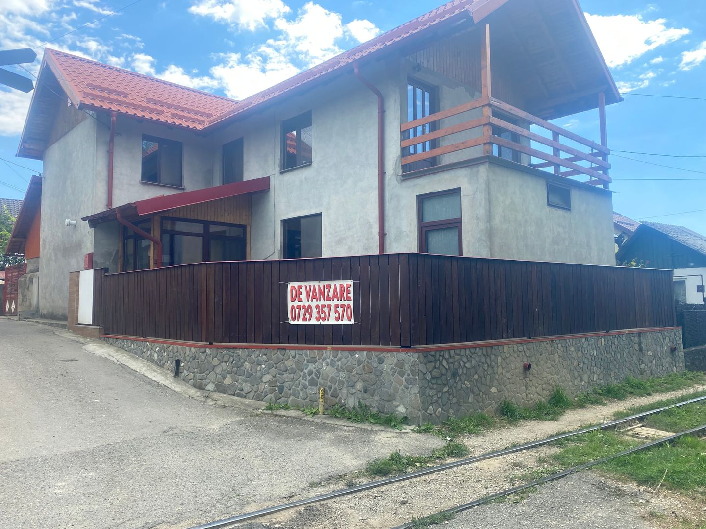 Vanzare casă la poalele Bucegilor!Potential pt. locuinta sau pensiune - Poză 2