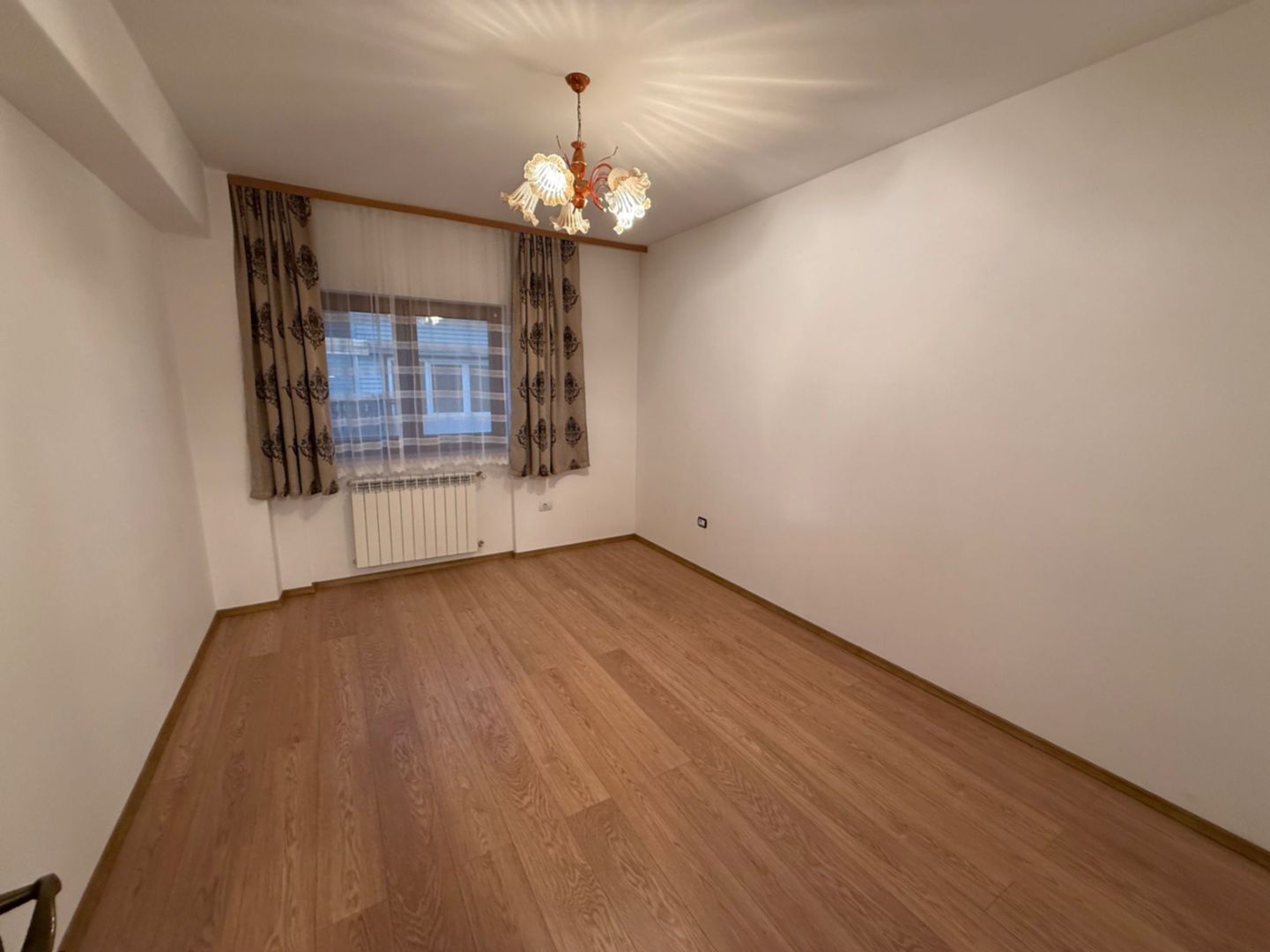 Apartament 3 camere de închiriat | Zonă centrală | Etaj 1 - Poză 3