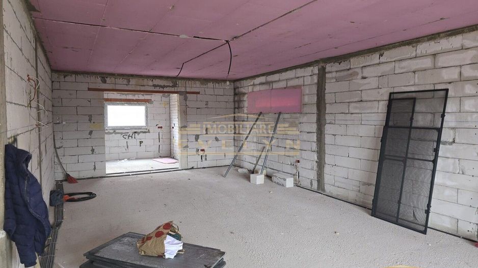 Casa la rosu de vanzare situata in Manolesti , pret 100.000 euro neg ! - Poză 3