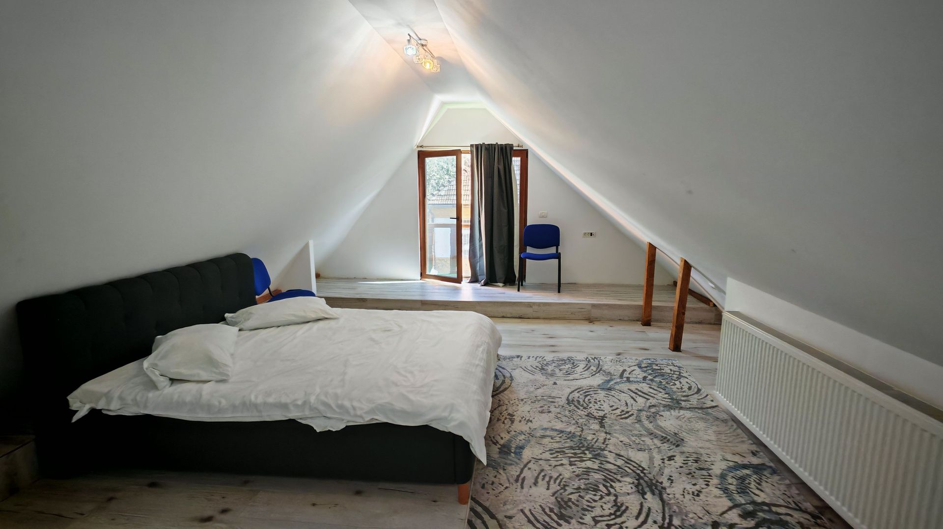 Vila cu 10 camere,pretabil compartimentare in 2 unitati separat,ASTRA. - Poză 12