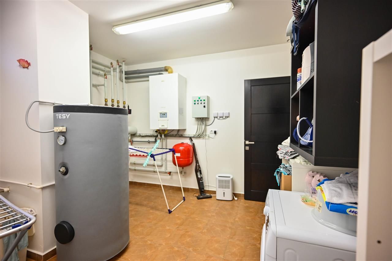 Somptuozitate in stil modern, 2 garaje, 3 terase, totul pe 1.000 mp teren - Poză 53