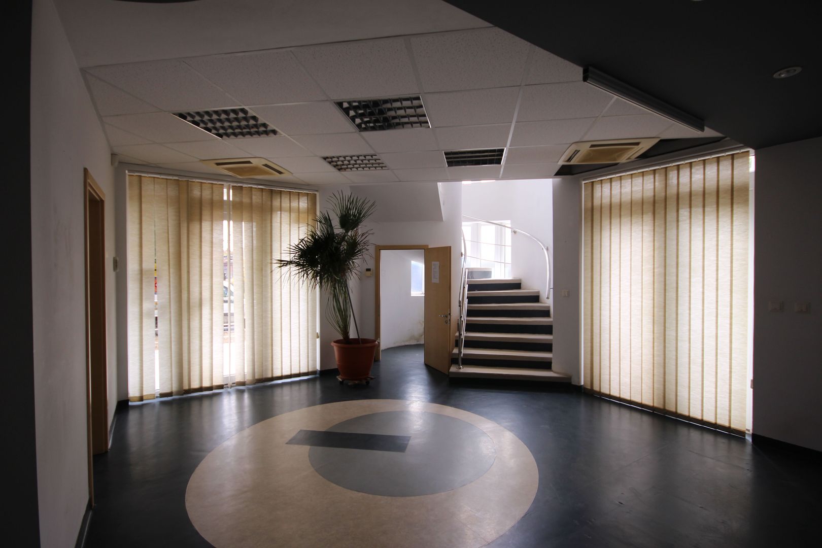 Cladire de birouri, SAD, parcare prorpie, clinica medicala - Poză 1