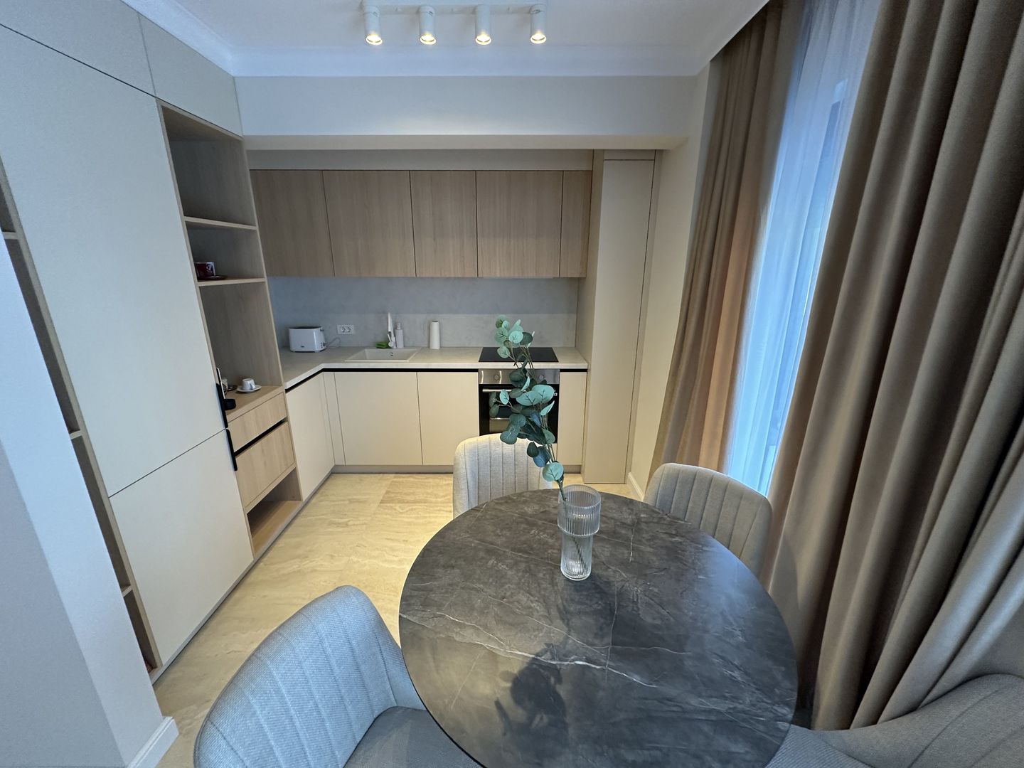 Apartment deosebit cu curte proprie se vinde complet mobilat - Poză 8