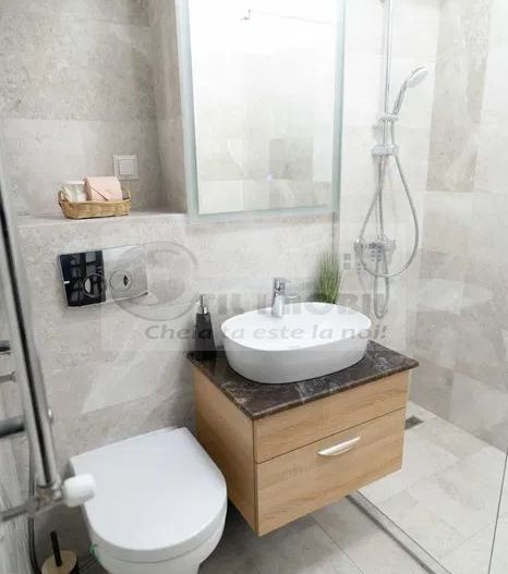 2 cam SD Royal Town, 56 mp, 2 balcoane, parcare, mobilat ,169.000 € - Poză 13