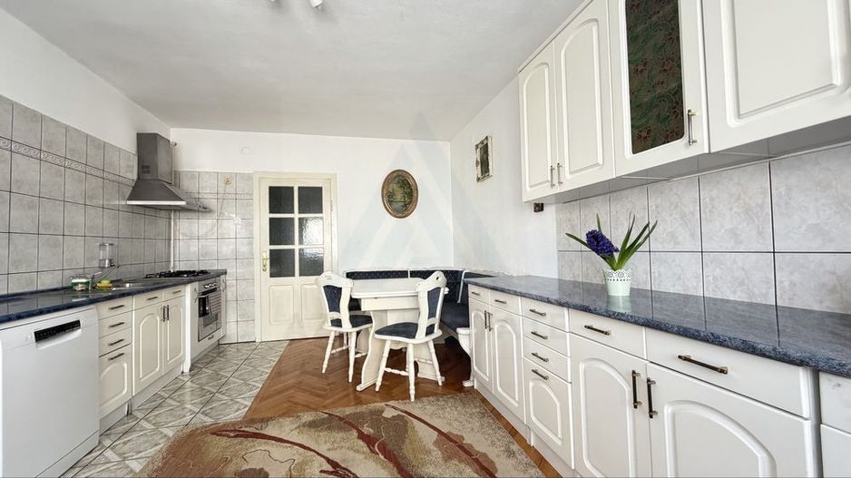 Apartament modern 3 camere cu balcoan terasa și curte comuna in Strand - Poză 4