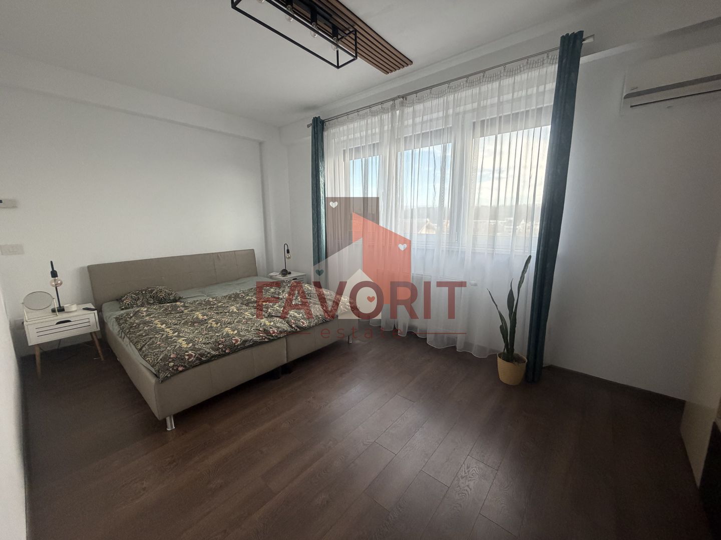 Decomandat. Loc de parcare acoperit cu CF separat. Mobilat si utilat - Poză 1