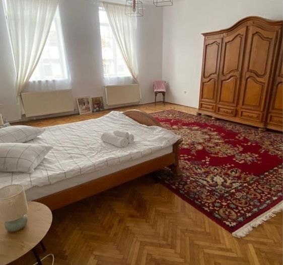 Casa de inchiriat pe strada De Mijloc - Poză 2