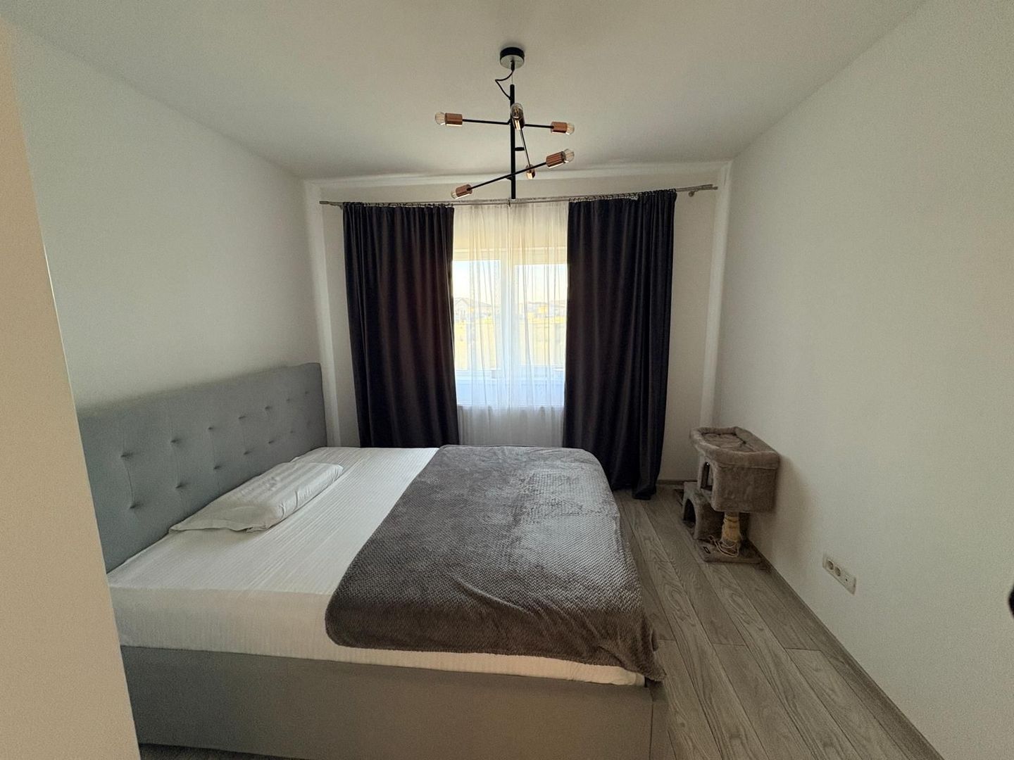 MOBILAT-UTILAT, 3 CAMERE, CURTE SPATOASA - Poză 7