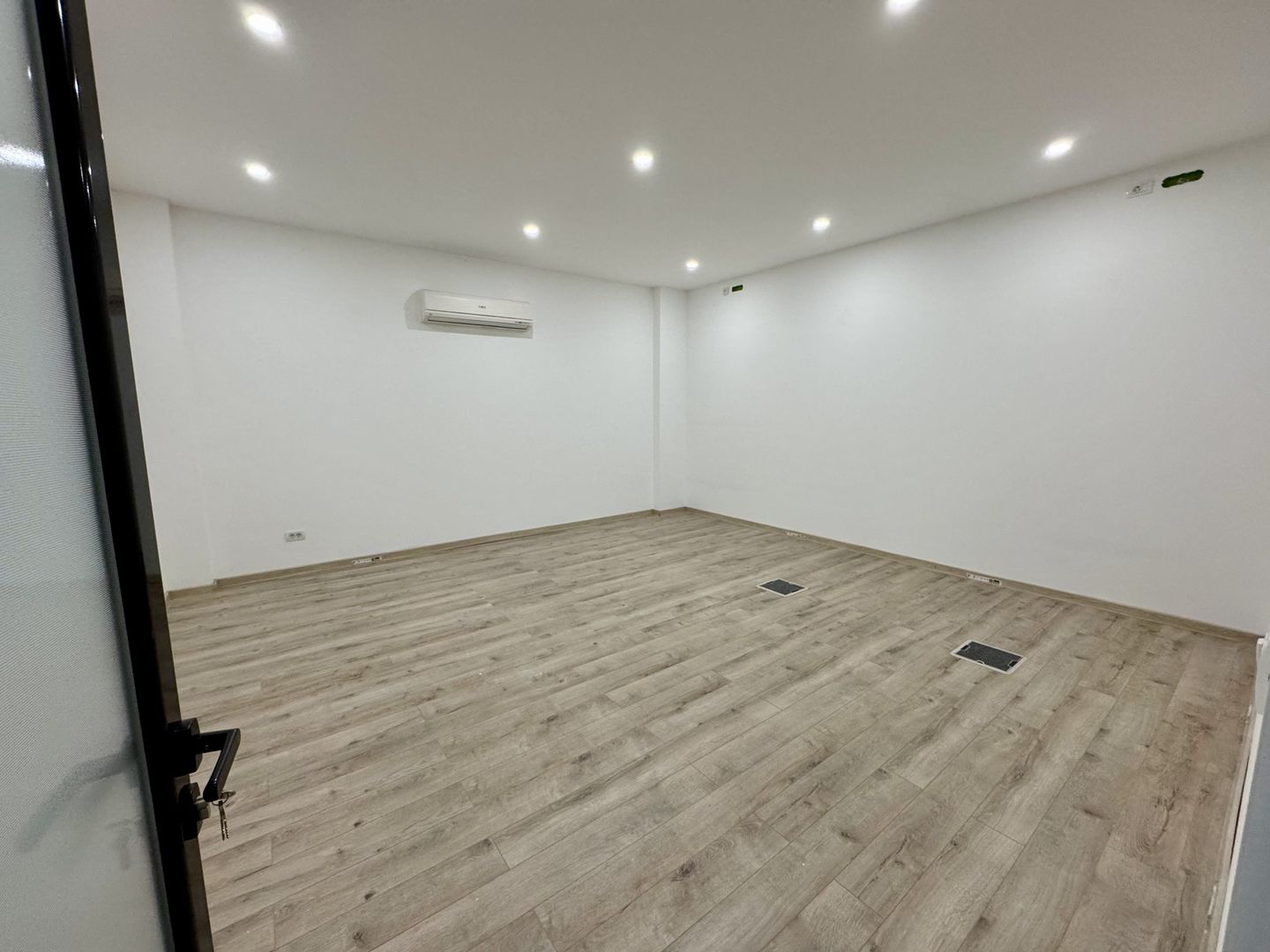 Clădire SAD de închiriat, situată la intrarea în Dumbrăvița - Poză 33