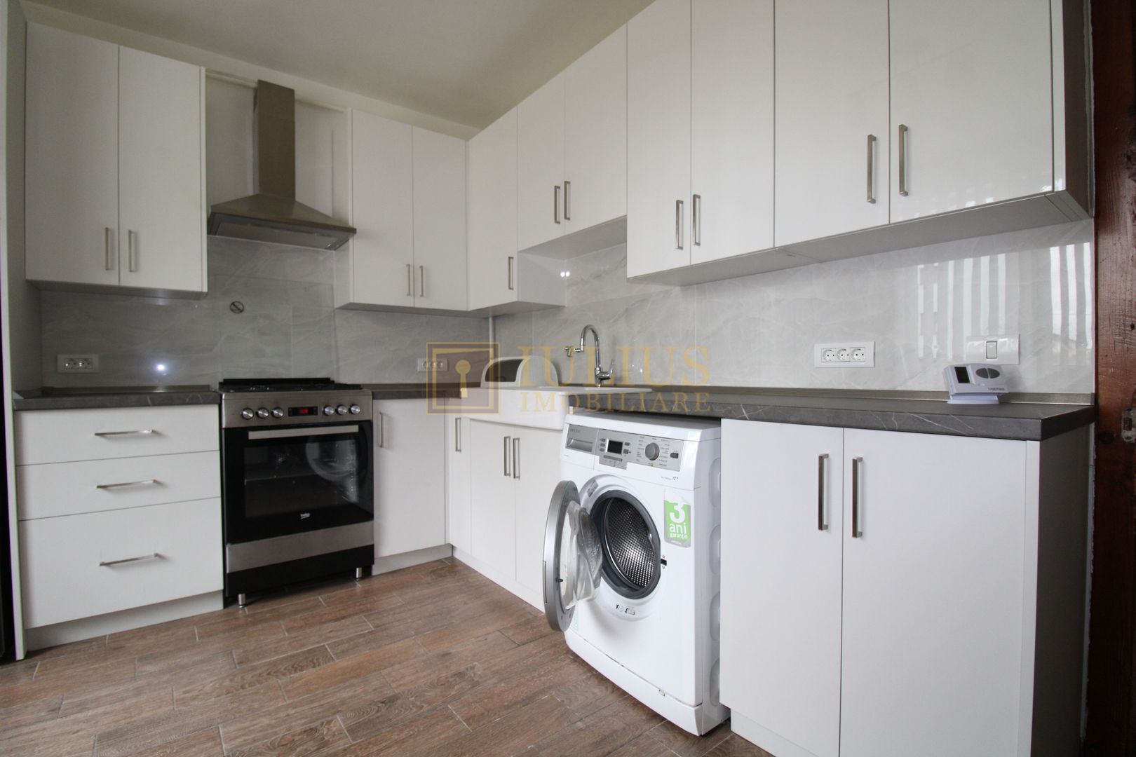 3 camere, curte comuna, centrala proprie. - Poză 12