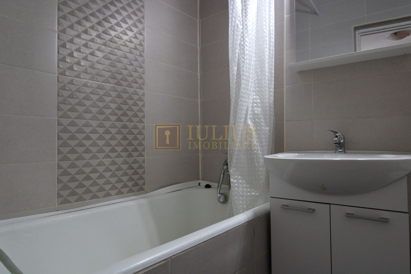 Medicina - Iulius Mall, dormitor cu pat matrimonial. - Poză 12