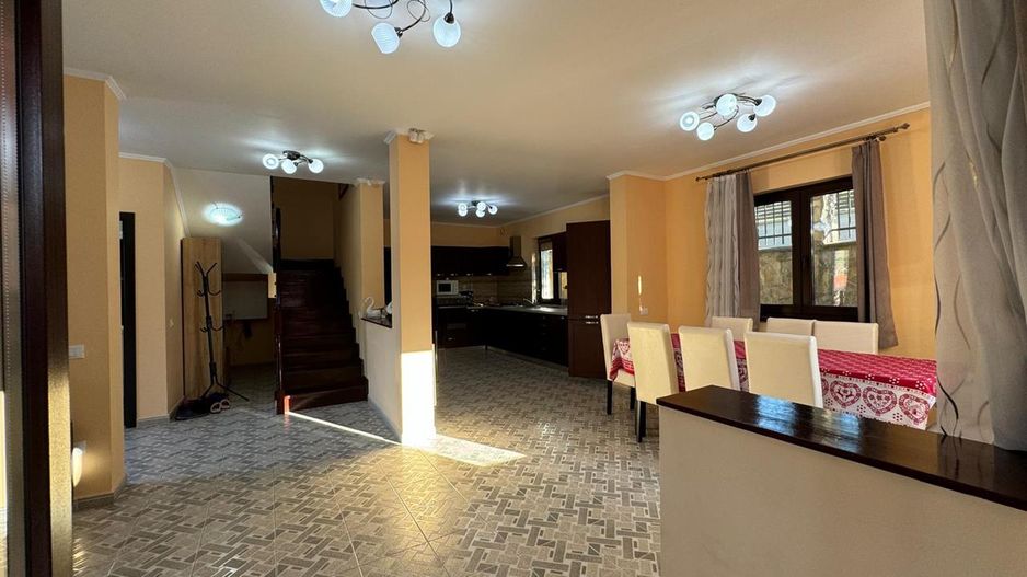 Rezidenta distincta, design arhitectural rafinat, priveliste minunata in Corunca - Poză 8