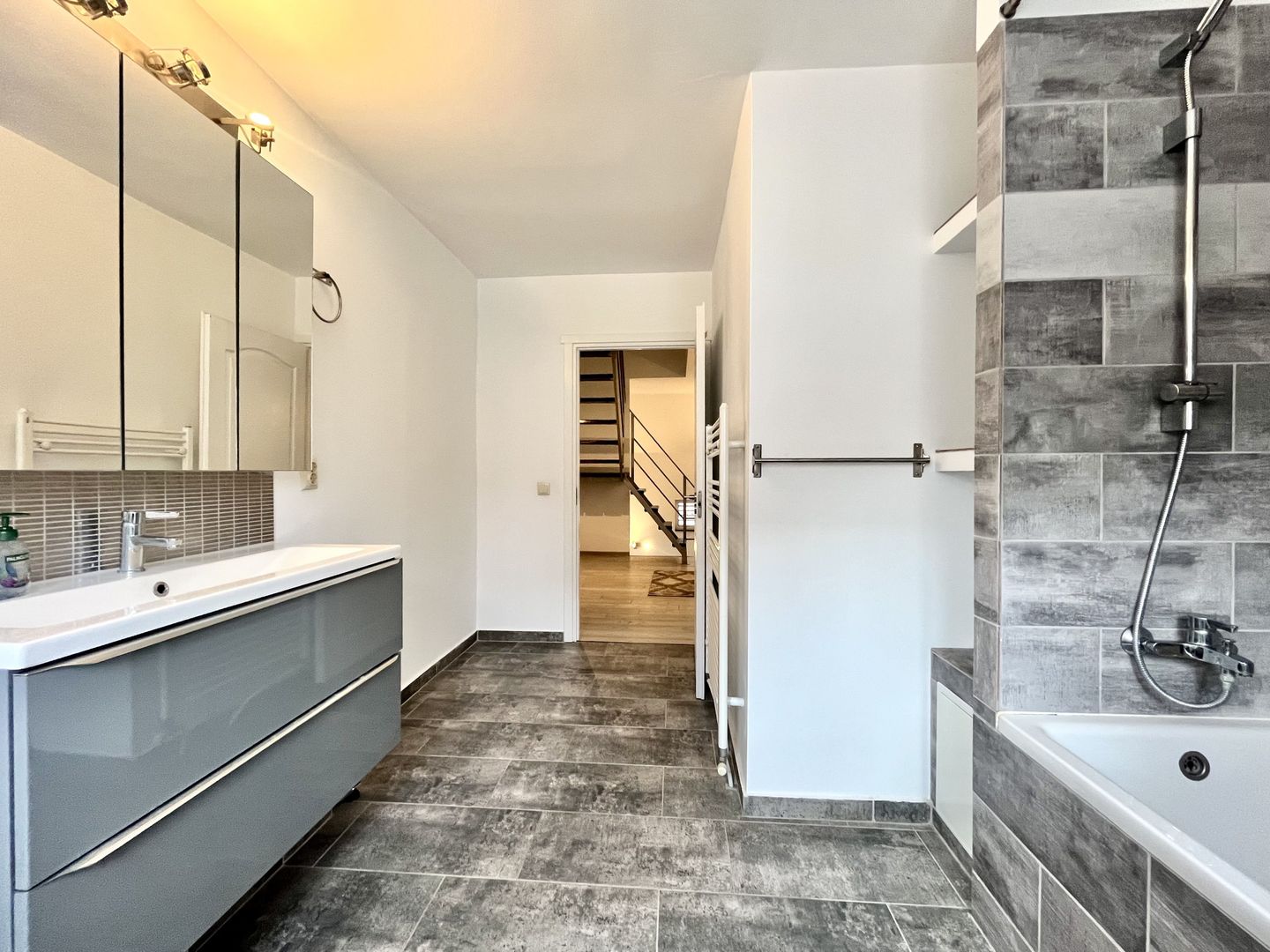 Casă luminoasă cu curte și garaj, perfectă pentru familie | Braytim - Poză 25