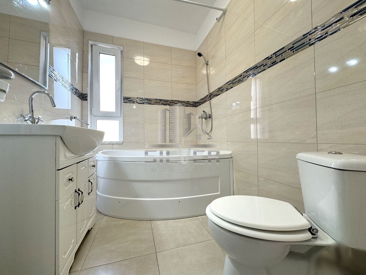 Apartament cu 3 camere la cheie! - Poză 11