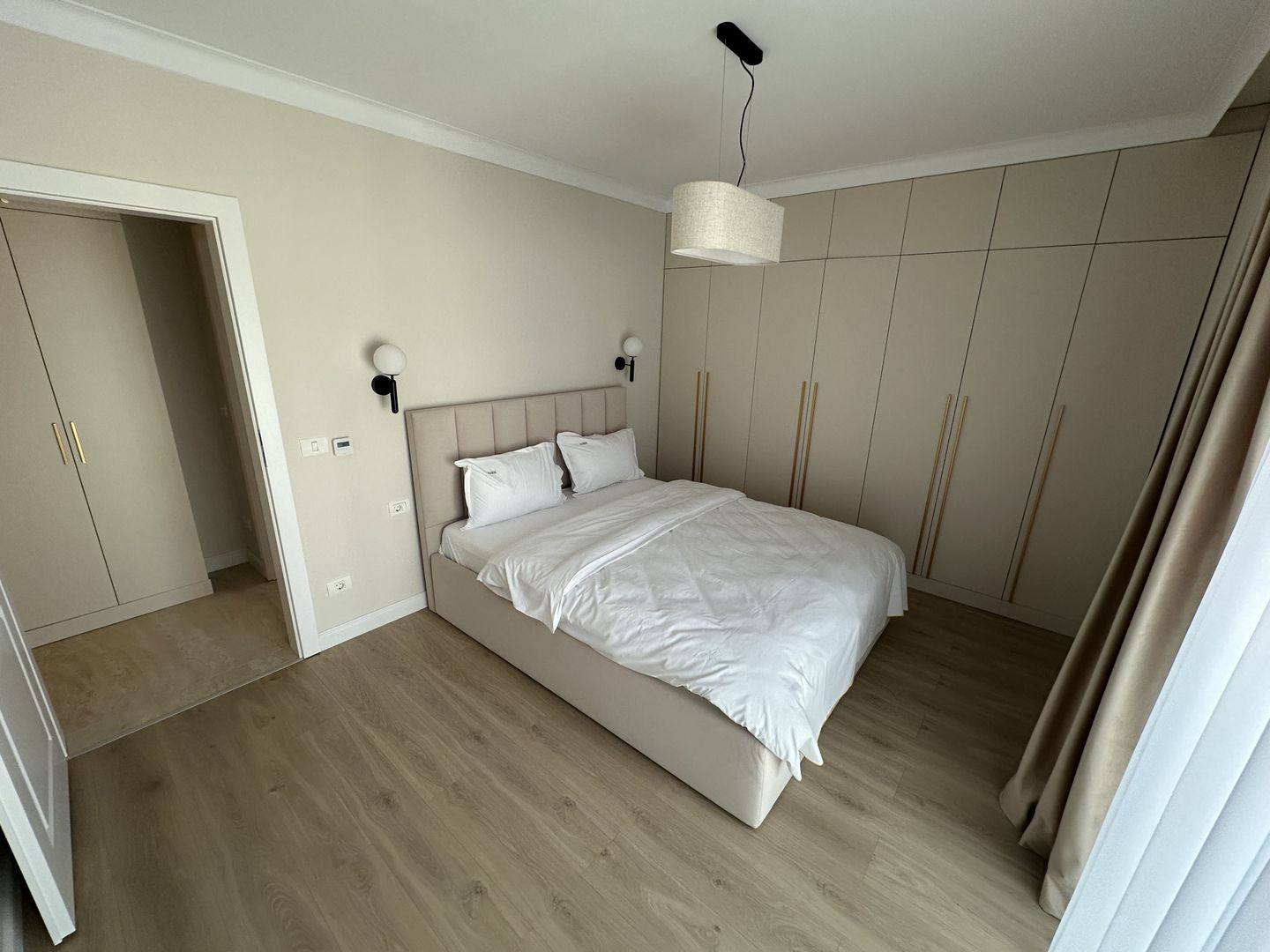 Apartment deosebit cu curte proprie se vinde complet mobilat - Poză 14