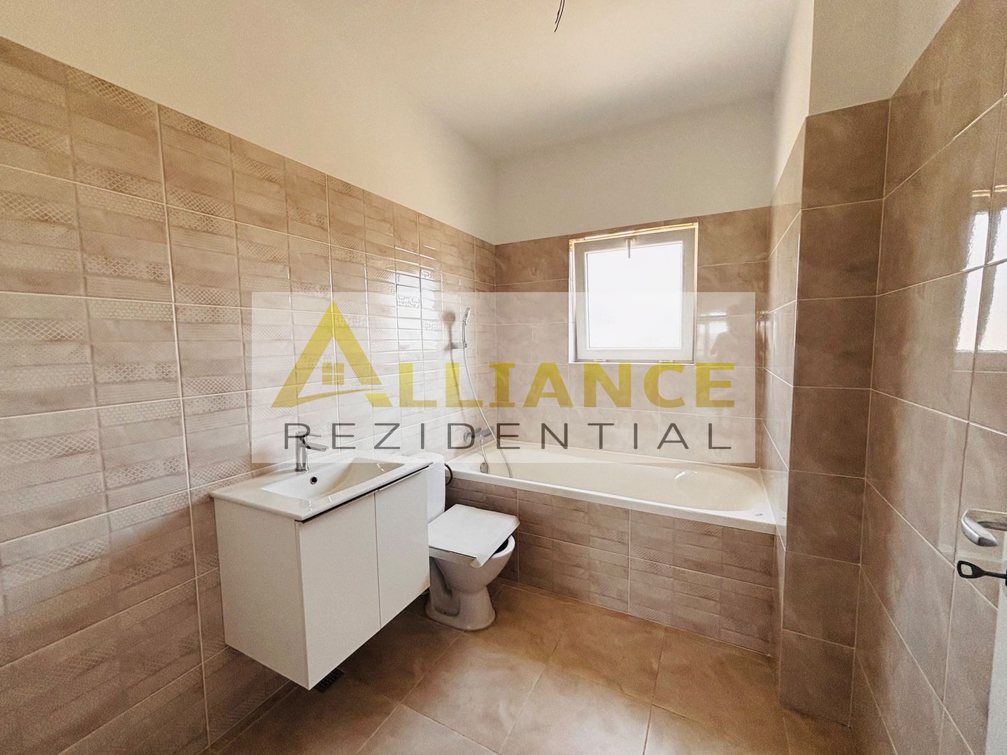 Casa tip duplex , 4 camere , 3 băi , 120 mp utili ! - Poză 12