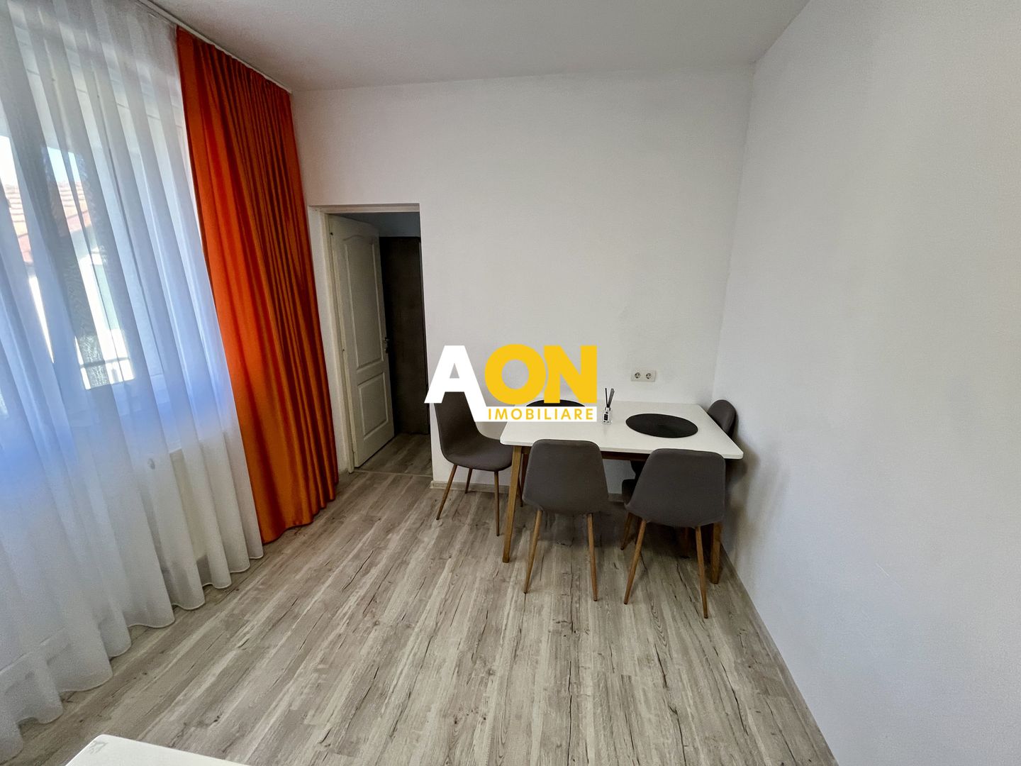 Apartament cu 1 Cameră, Etaj 1, Zona Piață - Poză 4