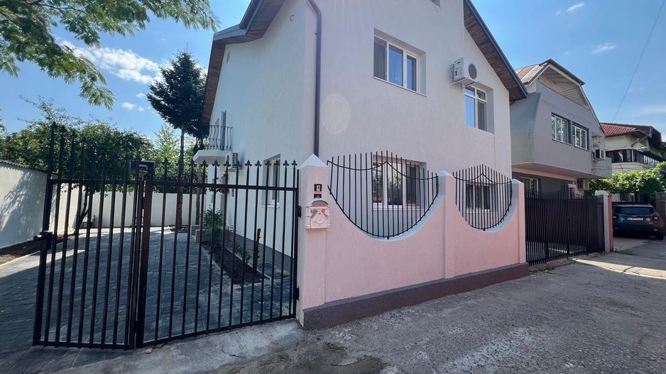 Casă P+1 – 4 dormitoare, curte modernă, dormitor la parter - Poză 3