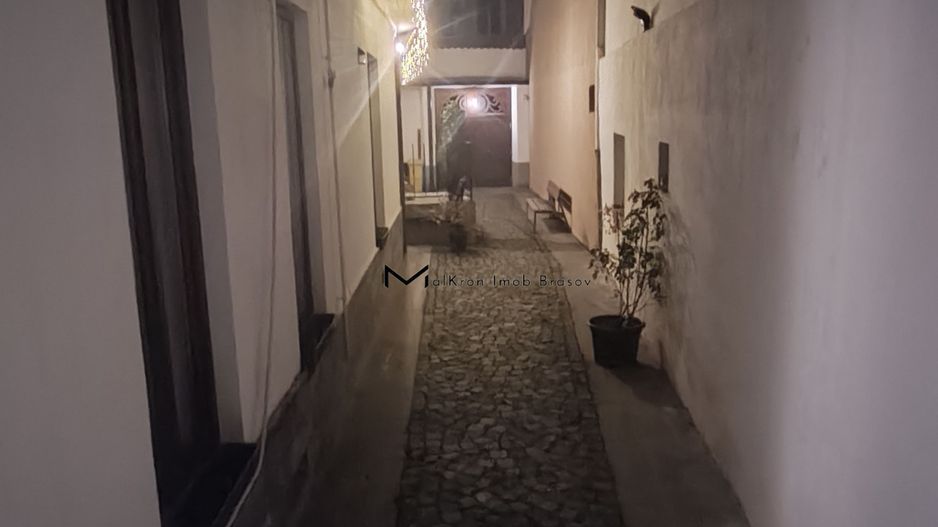Imobil deosebit de vânzare în Centrul Vechi al Brașovului - Poză 6