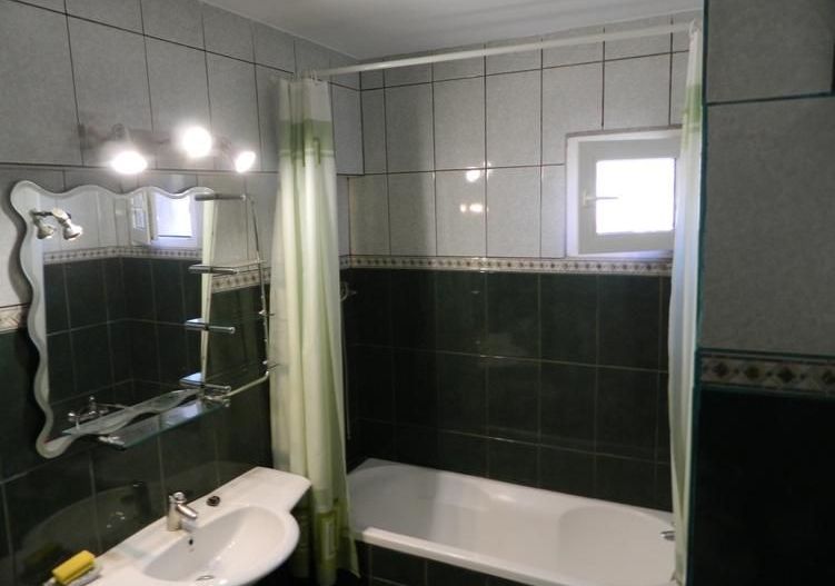 Apartament lux, zona Piata Victoriei, 4 camere , 2 bai, centrala termica  terasa - Poză 7