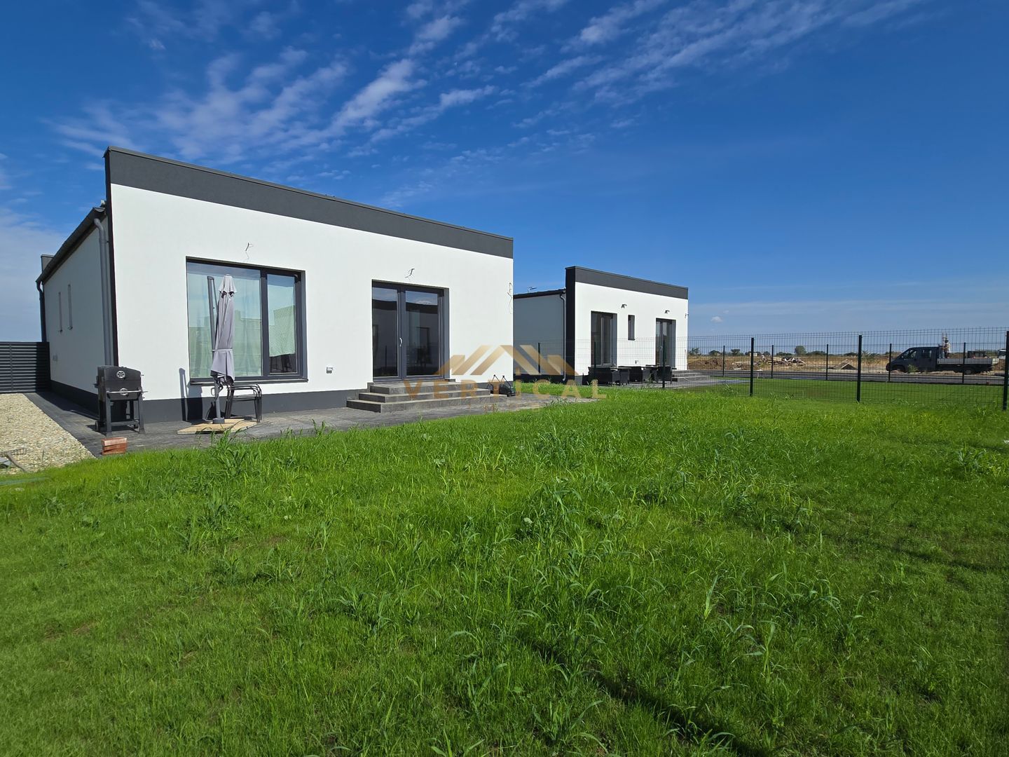 LOCUINTA MODERNA CU 2 DORMITOARE SI PARCARE - Poză 2