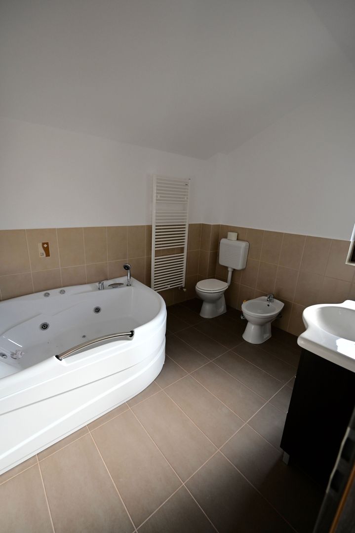 Casă / Vilă cu 4 camere de închiriat în zona Aradului - Poză 13