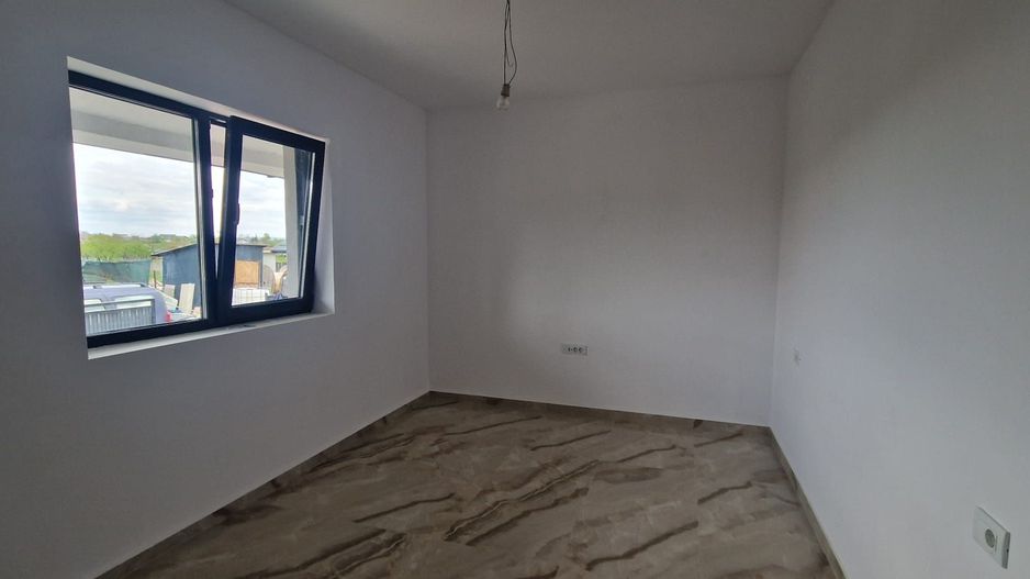Casa plan parter 3 camere 70 mp/teren 400 mp Ciurbesti 149000 euro - Poză 6