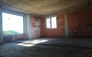 Aproape de oraș! Vânzare casă cu 5 camere în Ulmi! - Poză 16