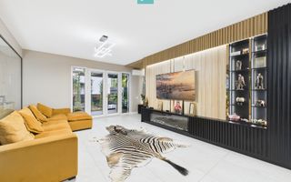 Casă modernă cu 5 camere, 4 băi și terasă închisă – Otopeni, central - Poză 3