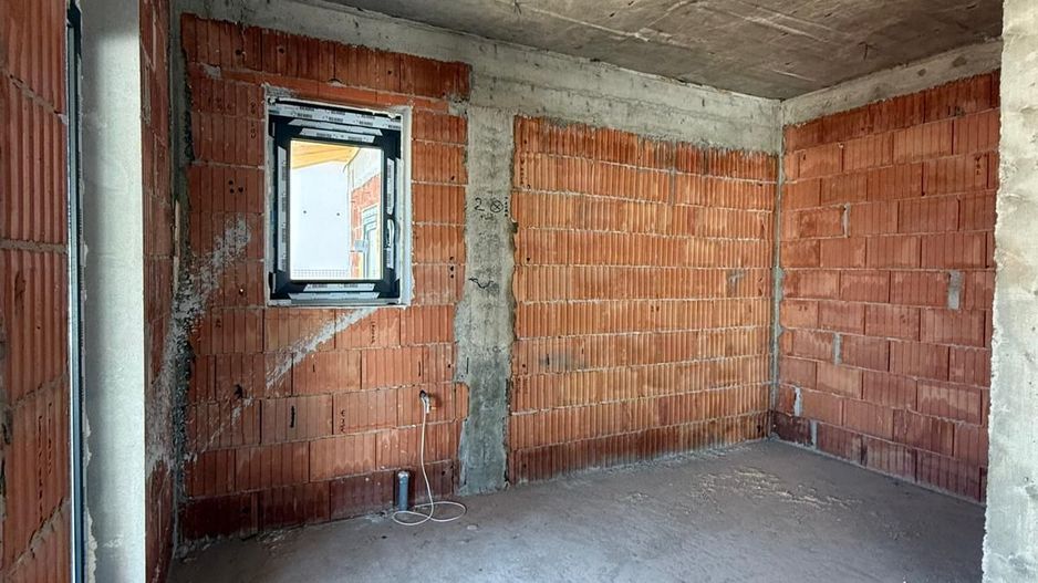 Casa individuala- 3 dormitoare - teren mare -Dumbravita - Poză 3