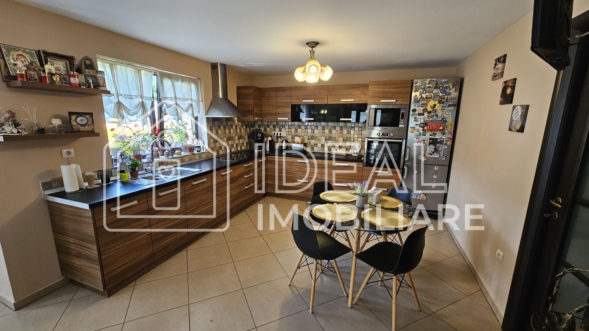 Vila Moderna cu 5 camere, garaj si 921 mp de curte, in Tocile - Poză 4