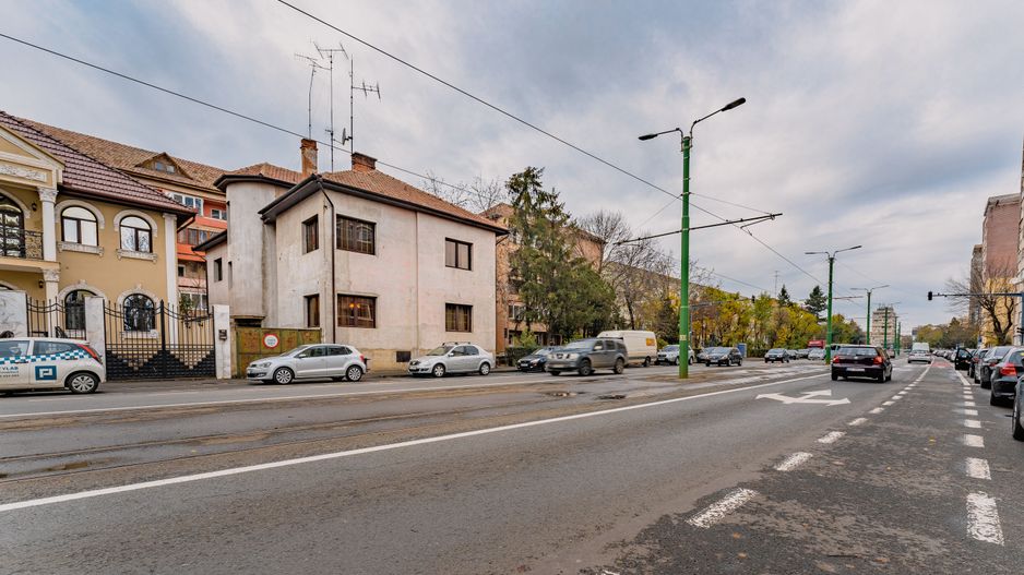 Vilă situată pe Calea Romanilor - Poză 1